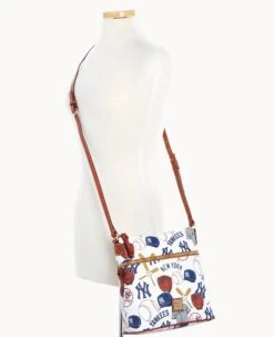 MLB Yankees Crossbody YANKEES -Dooney & Bourke B3264G QUMWPATNYANK ALT4 1